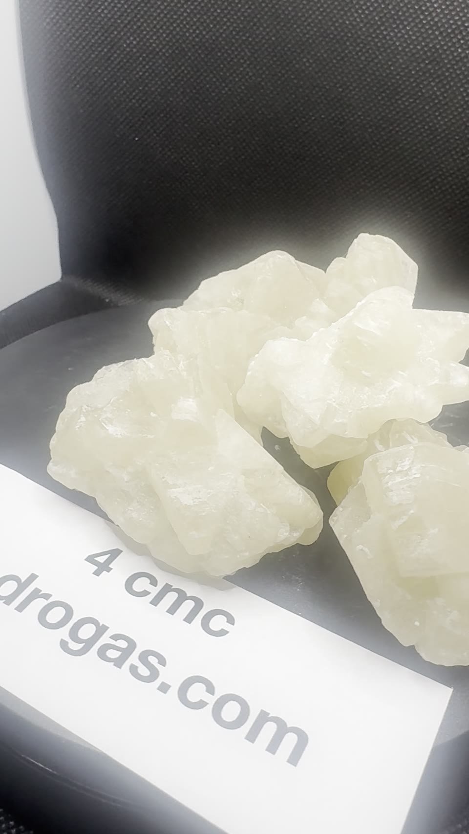 Cristales de 4-CMC con tarjeta de lote.